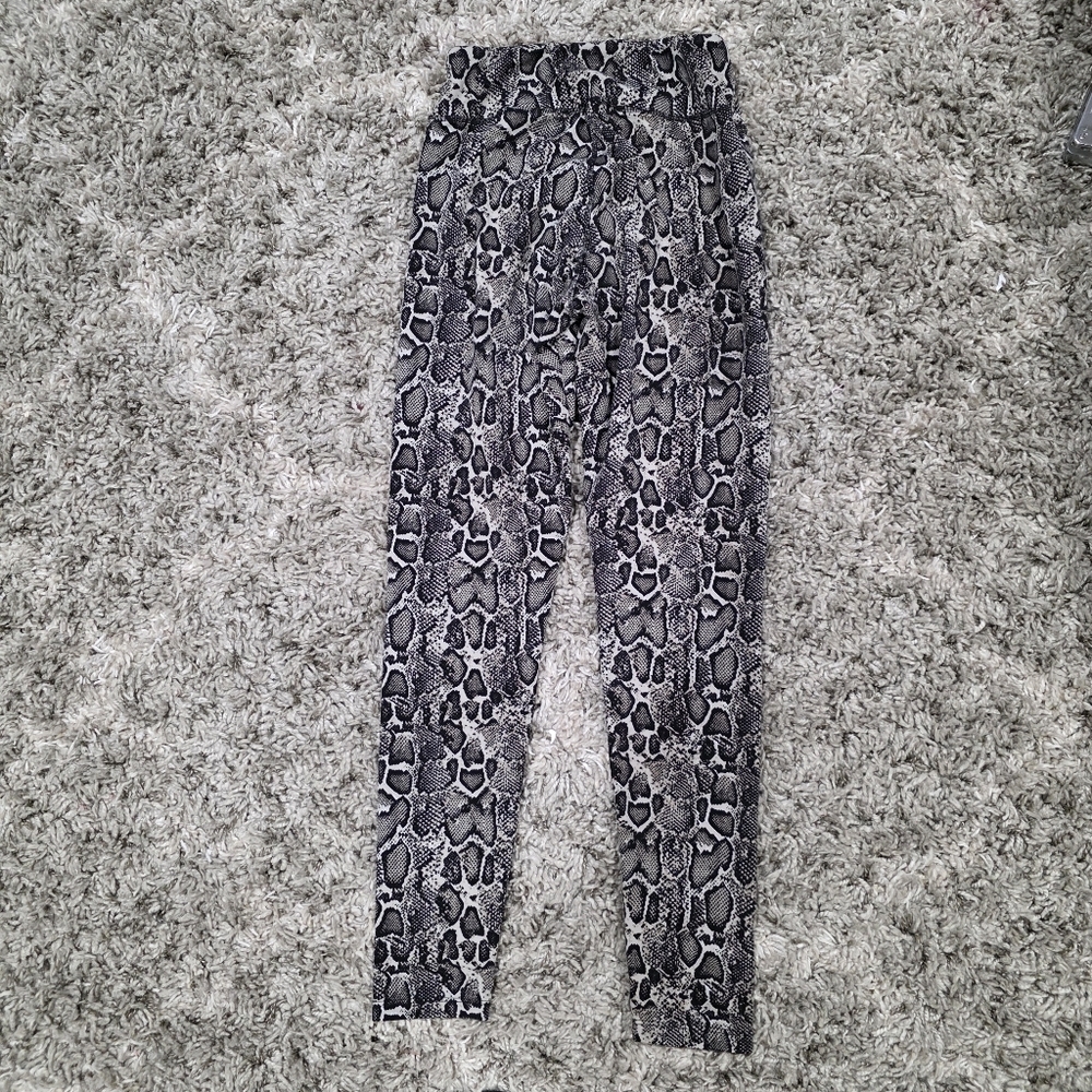 AQ-SPORT 2 Piece Animal Print Athletic Set Size Medium - Picture 3 of 7